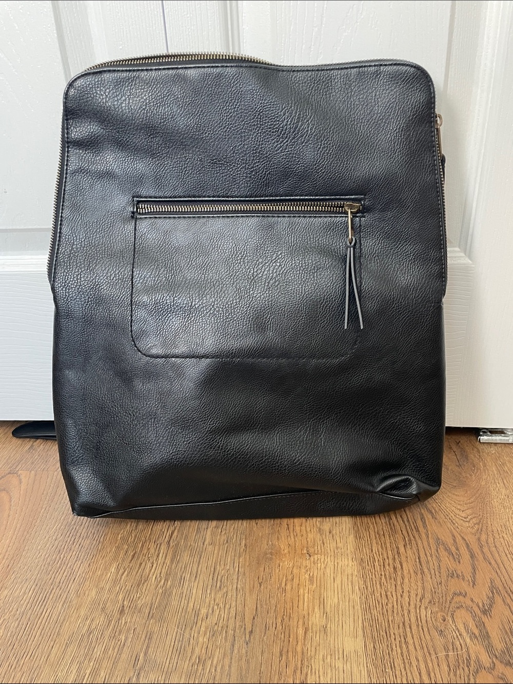 EUC. Universal thread faux leather backpack purse. Approx 14”w 15” tall. Zip top